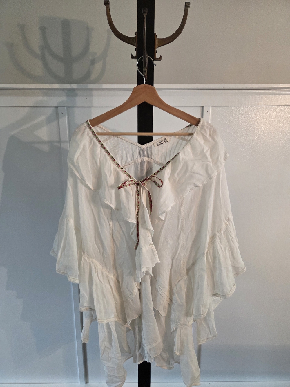 Intimately Free People Boho White Ruffle Tie-Front Top . M/L NWT. 25$ 07-10